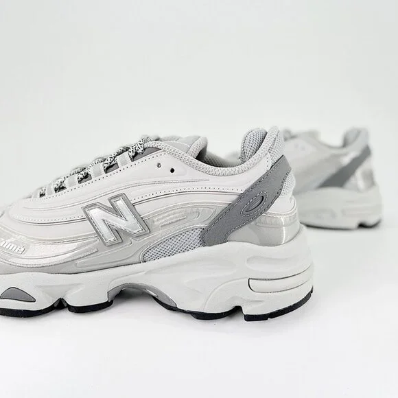 New Balance White And Gray Sneakers